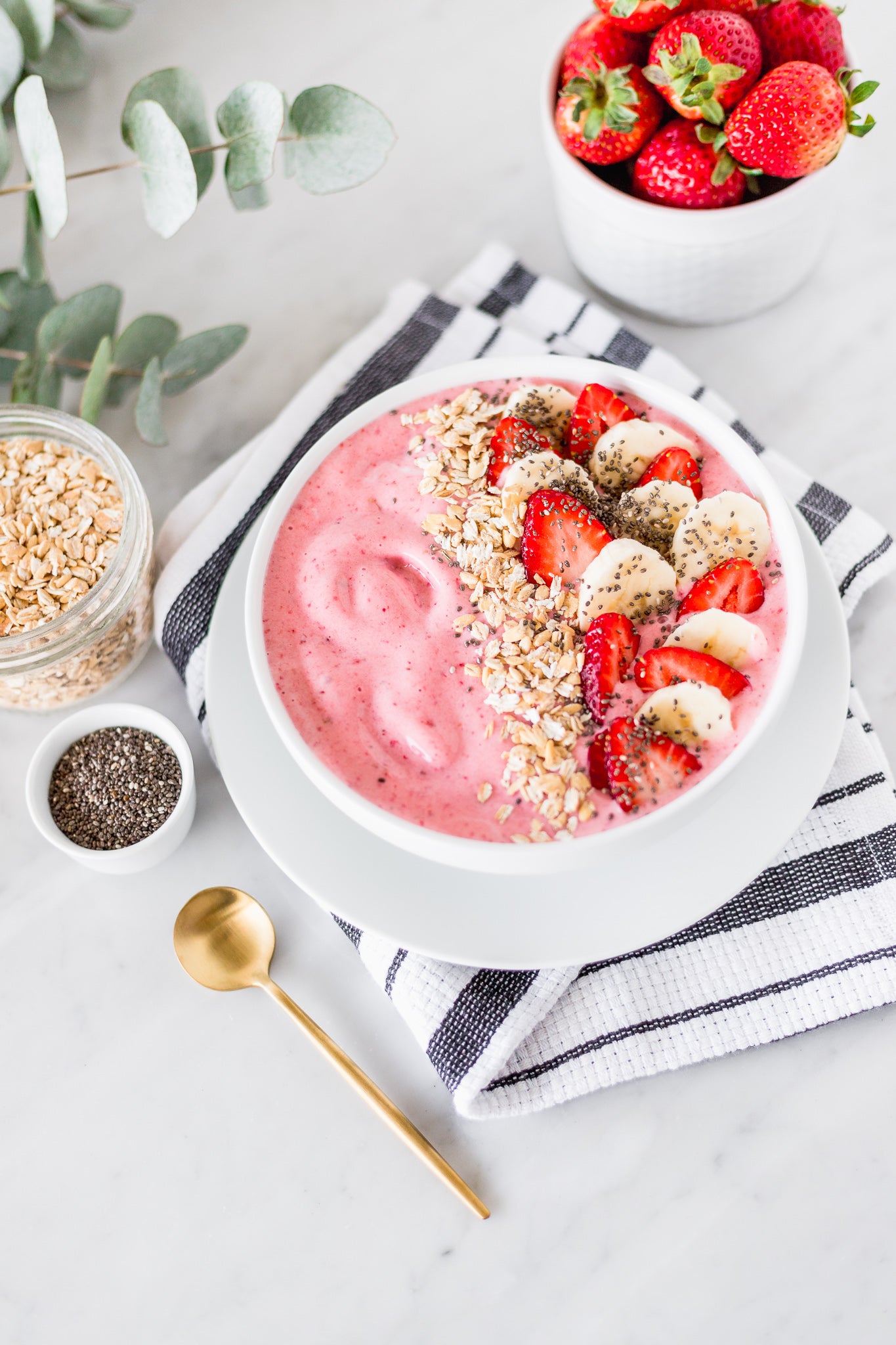 Almond Strawberry Smoothie Bowl